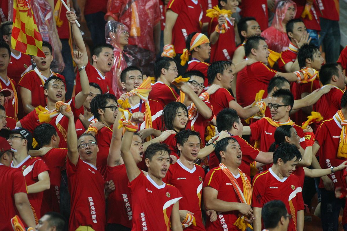 在比赛中球员们目不转瞬，全力以赴